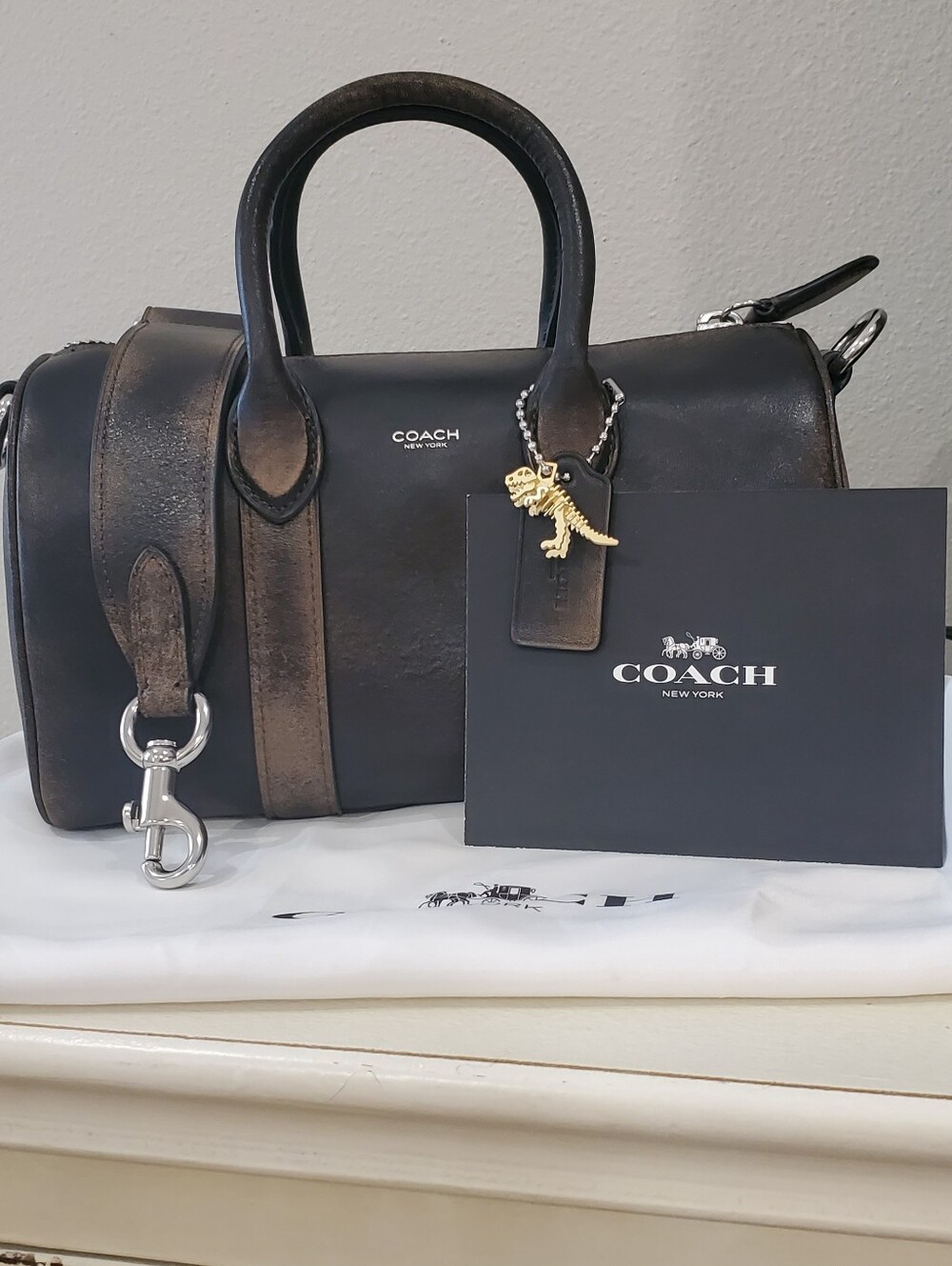 💕Coach Compass 25 in Loved Leather💕 PRICE IS FIRM!!